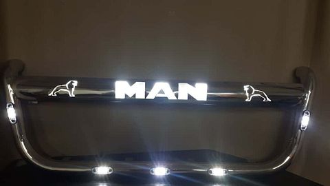 Nieuwe RVS frontbeugel voor MAN met logo en verlichting