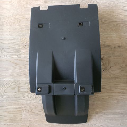 VO FH4 SPATBORD RECHTS VOORWIEL 82637711