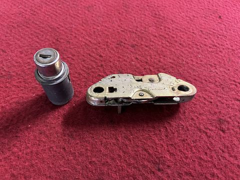 Alfa Romeo 2000 trunk lid lock
