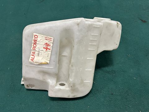 Alfa Romeo 33 windshield water tank