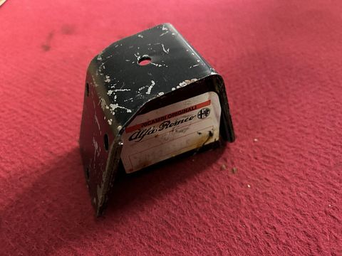 Alfa Romeo 75 Milano engine mount part