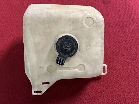 Alfa Romeo Giulietta windshield wiper reservoir