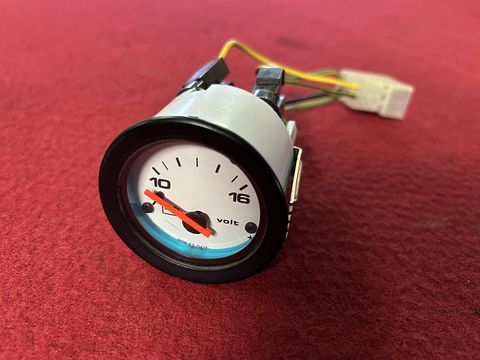 Alfa Romeo RZ voltmeter