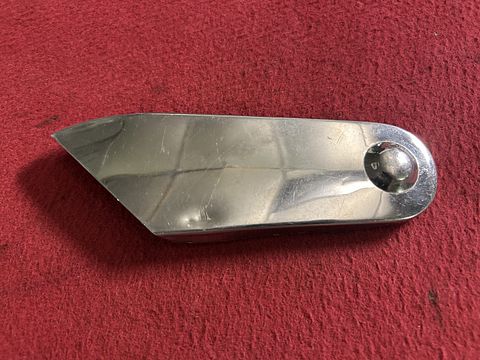 Ferrari 250 GT 2+2 / GTE stoelscharnier afdekplaat voor