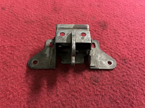 Ferrari 250 GTE trunklid locking mechanism