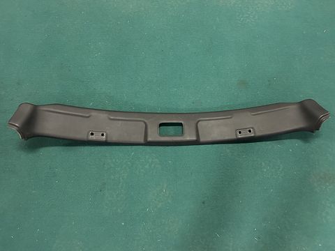 Maserati 4200 Spider CC/Spider GT/GranSport Spider windshield upper cross member cover