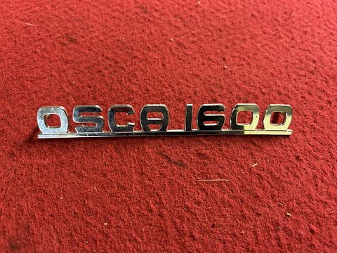 OSCA 1600” embleem