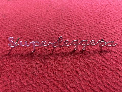 Superleggera” embleem
