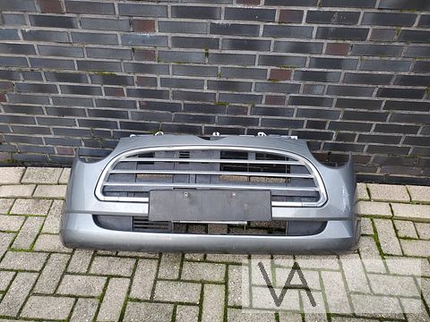 Daihatsu Trevis 2005 - 2010 voorbumper grijs met grille €175