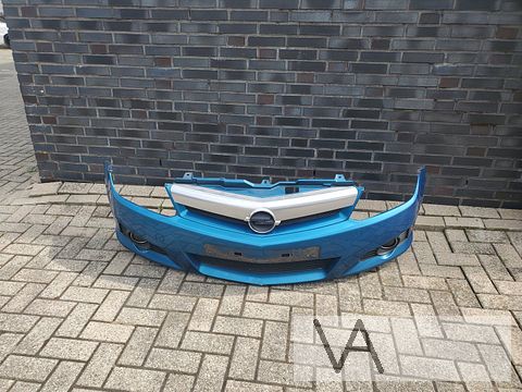 Opel Tigra 2004 -2010 voorbumper licht blauw klein scheurtje