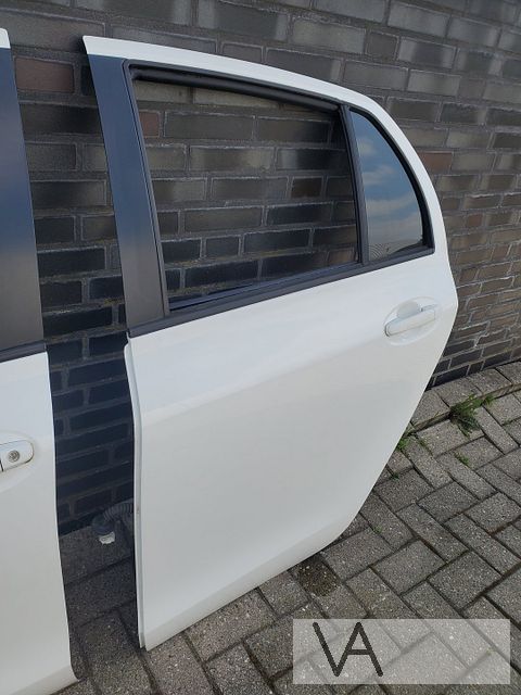 Toyota Yaris 2 2005 -2013 deur portier links achter wit €150
