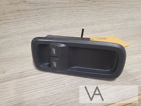 Ford Fiesta 2009 -2017 raamschakelaar links 2x elek raam €20