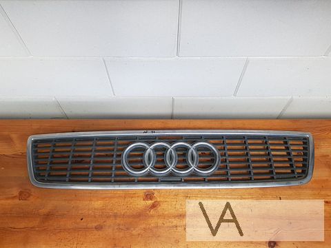 Audi A8 grille in motorkap 1994 - 1998 nette staat €40
