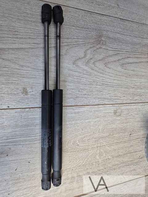 Chrysler 300c 300 c 2004 - 2010 motorkap gasveer setje €30