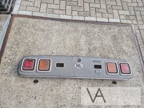 Mazda 929 coupe 1975 - 1979 achterlicht set met tussenplaat