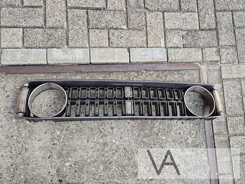 Toyota Carina 1972 - 1978 eerste model grille met knippers