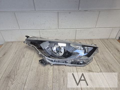 Toyota Yaris 4 koplamp rechts 2020 - 2025 oortjes hersteld