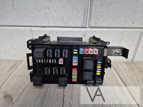 Zekeringkast voorzijde voor Chrysler 300c p04692233ac €30