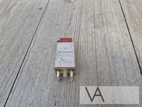 Relais overspanning van Mercedes 1265404745 €30 W124 W126