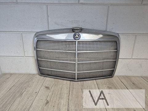 Grille van Mercedes W114 W115 /8 nette staat zonder logo