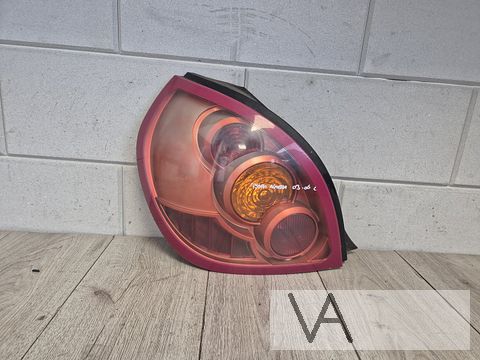 Achterlicht links van Nissan Almera hatchback 2003 - 2006