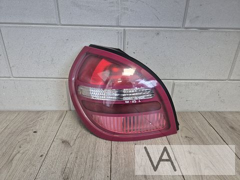 Achterlicht links van Nissan Almera hatchback 2000 tot 2003