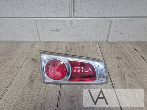 Achterlicht links op de klep van Mazda 2 2005 - 2007 €150