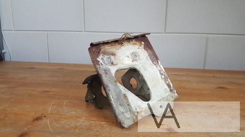 Peugeot 205 1983-1998 accubak accusteun steun bak geen roest