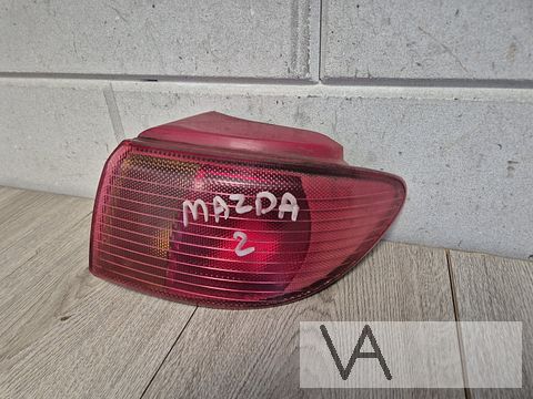 Achterlicht rechts van Mazda 2 2002 -2006 kleur rood OP AUTO