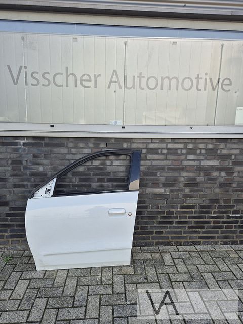 Deur links voor van Renault Twingo 3 2015 - 2022 wit €200