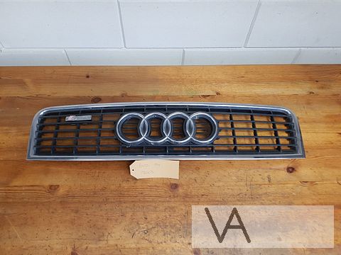 Audi A4 2001 - 2004 grille in motorkap  S line blokjes €40