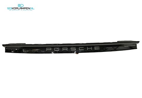 Porsche Taycan achterlicht midden