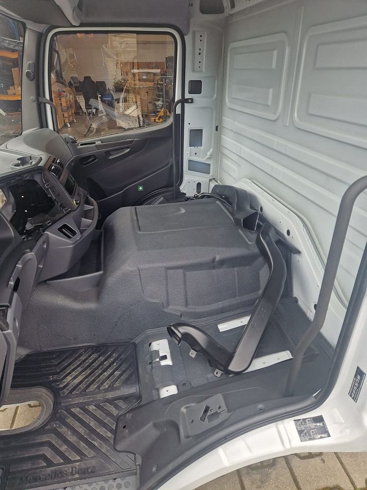 MB ATEGO CABINE EURO 6 TUNEL VOOR 6 CYL.MOTOR WITHOUT SEAT 000074 – Foto 8