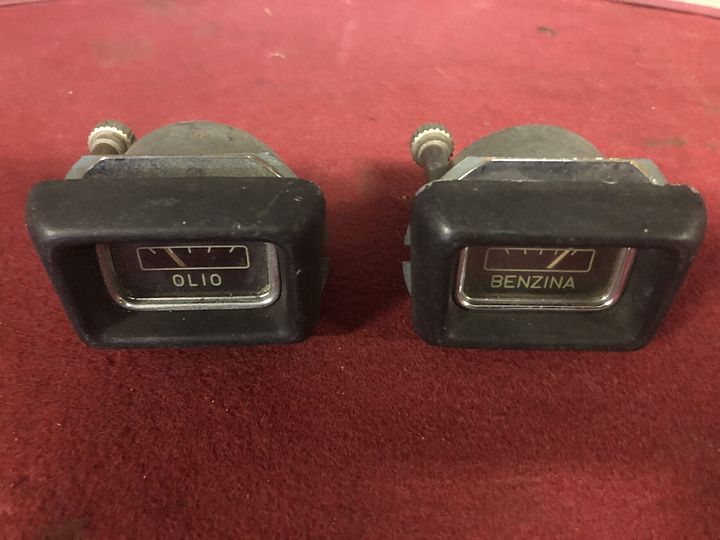 Alfa Romeo 1900 Berlina 1e serie olie- en brandstofmeter