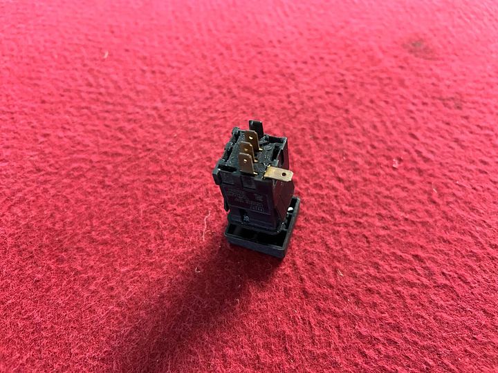 Alfa Romeo 75 / 33 / Milano mistlampschakelaar – Foto 4