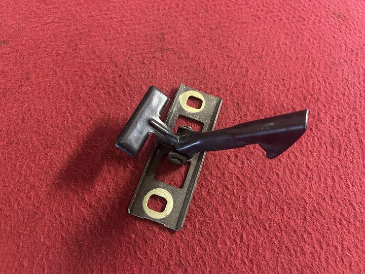 Alfa Romeo Alfetta motorkapslot – Foto 3