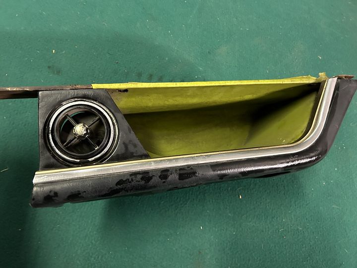 Alfa Romeo Montreal handschoenenkastje – Foto 2