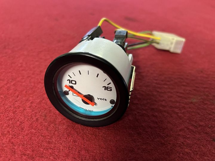 Alfa Romeo RZ voltmeter