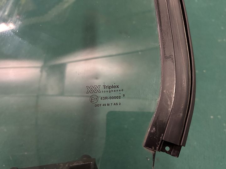 Aston Martin DB7 Volante zijruit – Foto 3
