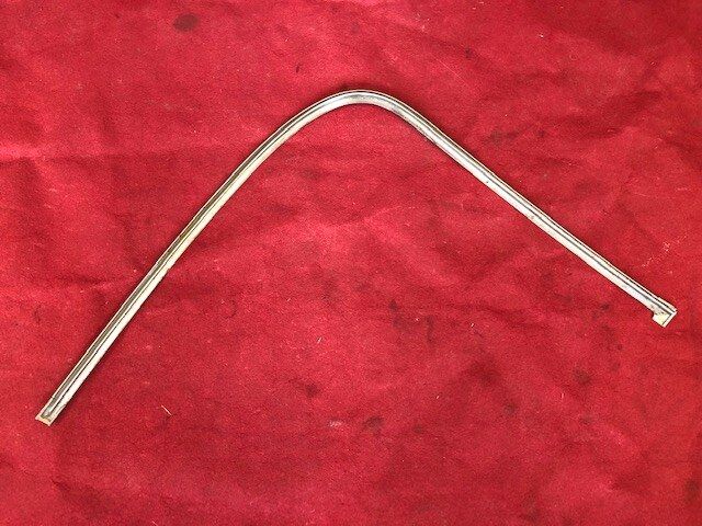 Ferrari 330 GT 2+2 achterruitlijst – Foto 3