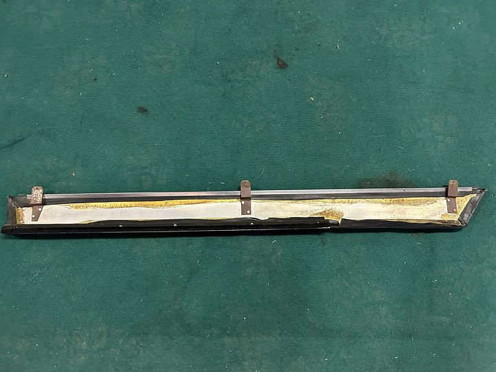 Ferrari 365 GT 2+2 afwerkrand bovenzijde portier – Foto 2