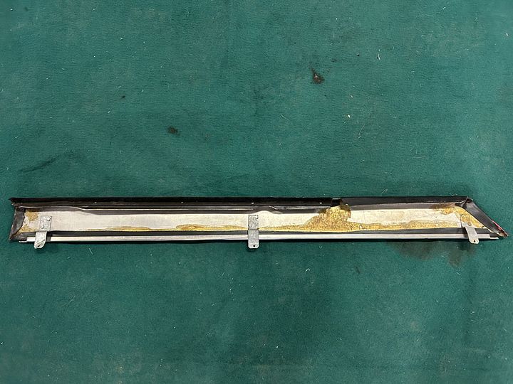 Ferrari 365 GT 2+2 afwerkrand bovenzijde portier – Foto 2