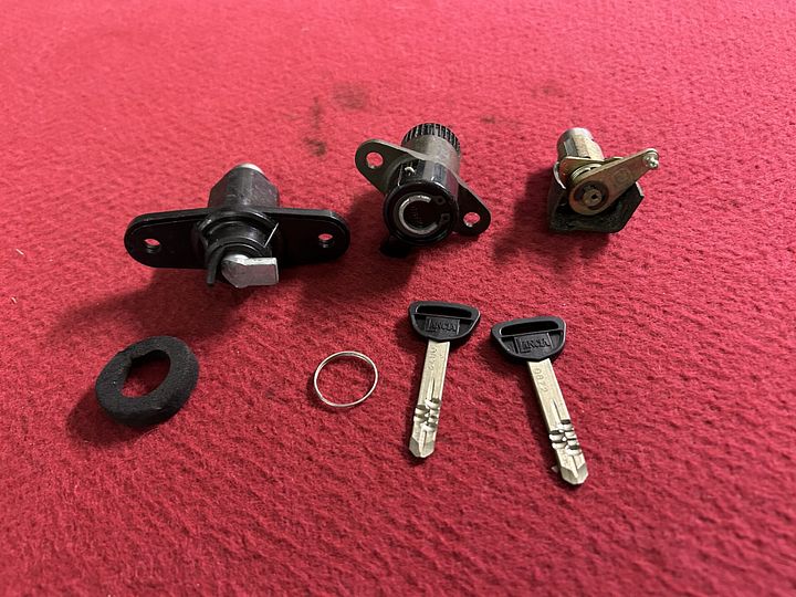 Lancia Beta 3x slot, 2x sleutel, 1x veer en 1x schuimrubberen ring – Foto 2