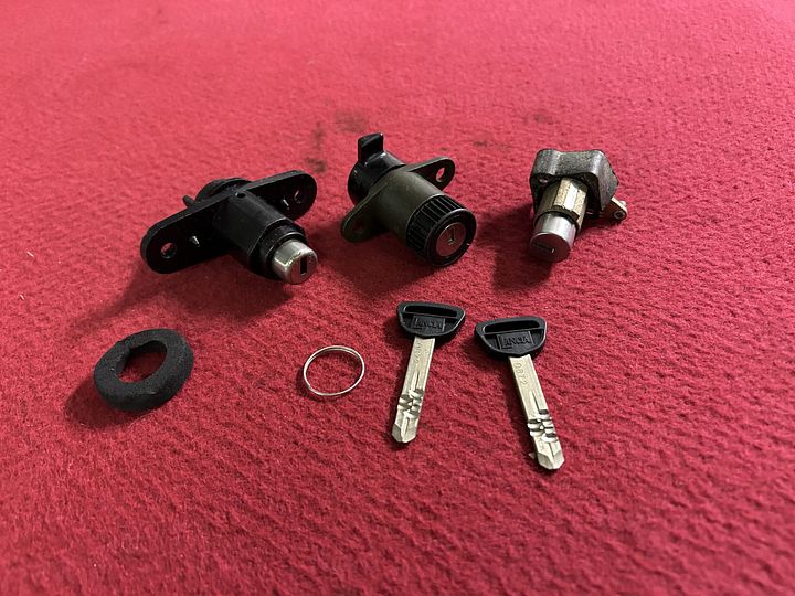 Lancia Beta 3x slot, 2x sleutel, 1x veer en 1x schuimrubberen ring