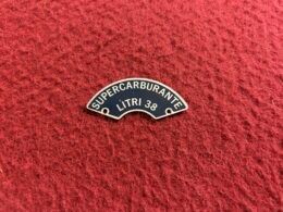 Lancia Fulvia Coupe ”SUPERCARBURANTE LITRI 38” embleem
