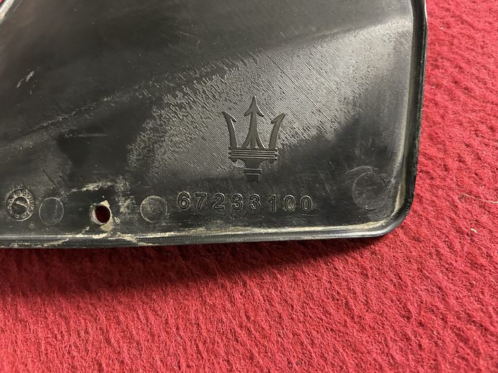 Maserati 4200 voorste wielkast inspectiedeksel links – Foto 3