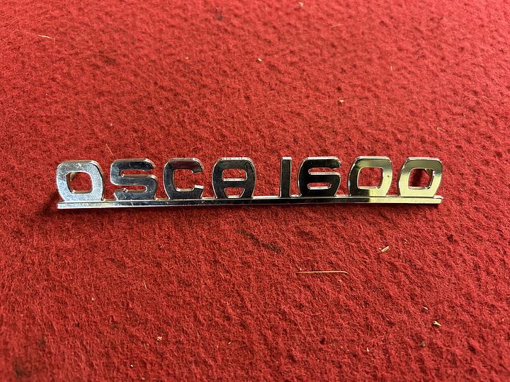 OSCA 1600” embleem