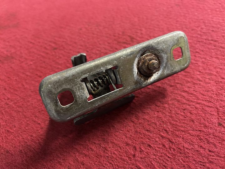 Porsche 944 motorkapslot