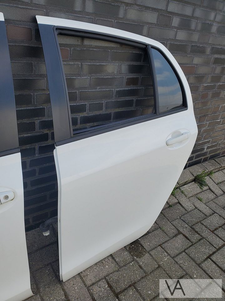 Toyota Yaris 2 2005 -2013 deur portier links achter wit €150