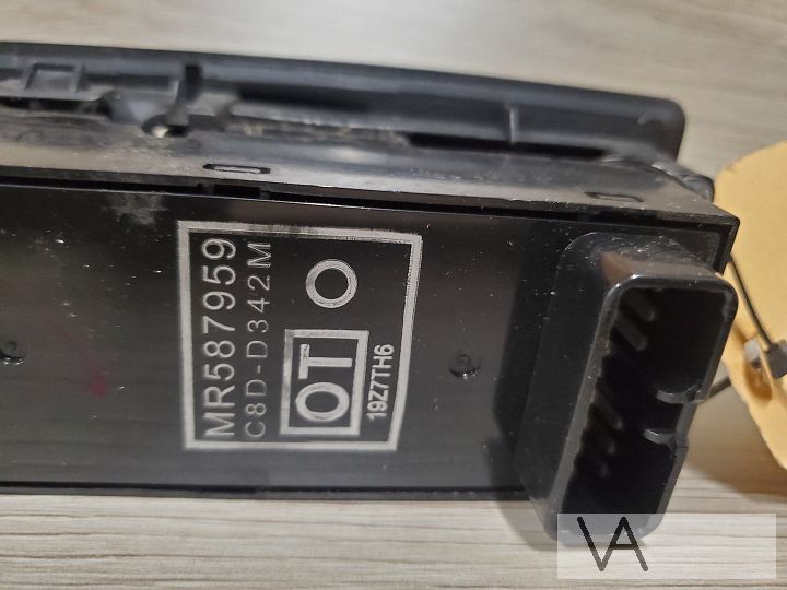 Mitsubishi Colt 2004 - 2010 raamschakelaar 2x elek raam €20 – Foto 2